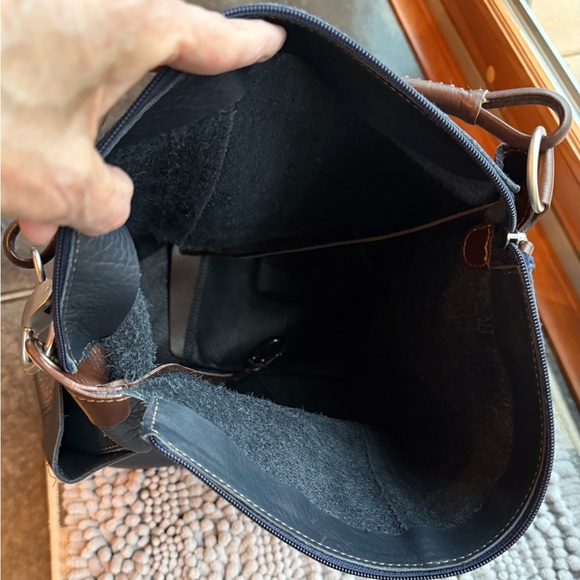 NWOT Peter Kent, Argentina, pebbled navy blue leather, brown strap, zipper pull - Picture 14 of 16